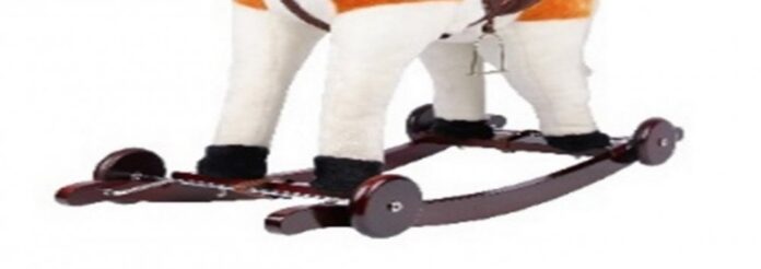 Calut balansoar pentru copii Novokids Rocking Horse XXL BeigeAlb din plus, cu roti, platforma detasabila, functie trotineta fara pedale, dimensiuni 85x37x77 cm, greutate suportata 50 kg