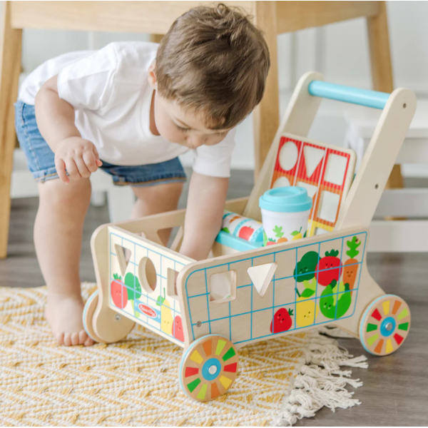 Carucior premergator din lemn cu set de jucarii educative Carucior premergator din lemn cu set de jucarii educative
