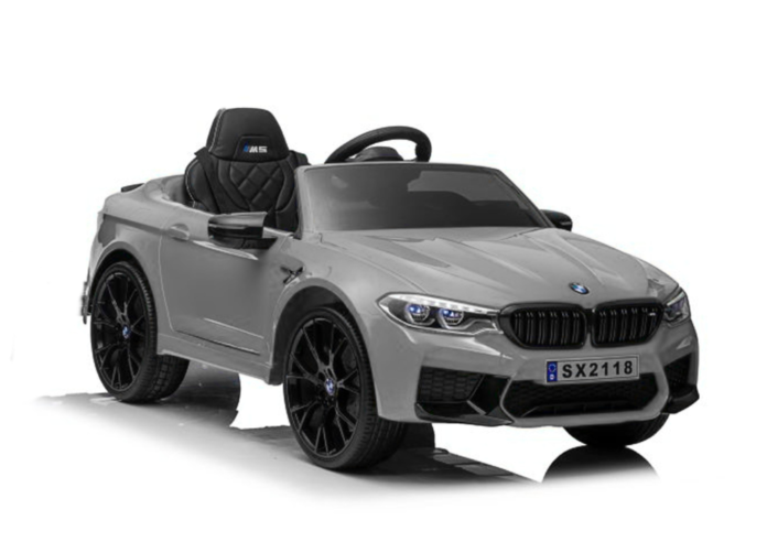 Masinuta electrica pentru copii BMW M5 Silver Painted 90W cu echipare Premium si telecomanda, cu panou audio, frana automata, deschidere usi, scaun piele si roti din spuma Eva