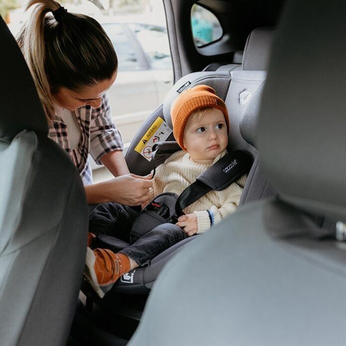 Scaun auto cu Isofix Coccolle Nyota Diamond Black 40-150 cm, i-Size, 4 pozitii inclinare, Rotire 360 cu o singura mana, Tetiera reglabila, Husa detasabila, Sistem antibasculare Top Tether, Pozitie somn, 0-12 ani