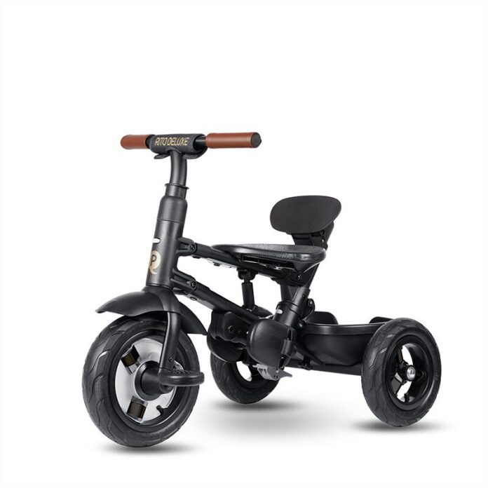 Tricicleta pentru copii QPlay Rito Deluxe maro, pliabila, cu scaun inalt, matlasat, ajustabil in 2 pozitii, maner cu control al directiei, frana dubla, copertina XXL, detalii de piele ecologica