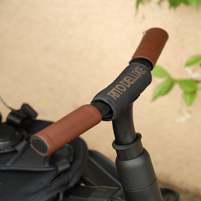Tricicleta pentru copii QPlay Rito Deluxe maro, pliabila, cu scaun inalt, matlasat, ajustabil in 2 pozitii, maner cu control al directiei, frana dubla, copertina XXL, detalii de piele ecologica