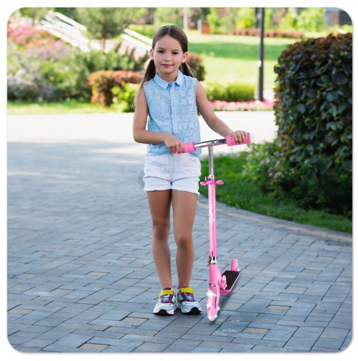 Trotineta pliabila si reglabila pentru copii Malplay Pink, cu lumini LED Trotineta pliabila si reglabila pentru copii Malplay Pink, cu lumini LED