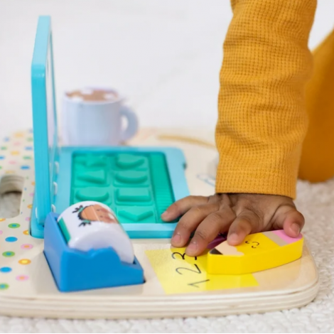 Laptop din lemn de jucarie pentru toddleri Laptop din lemn de jucarie pentru toddleri